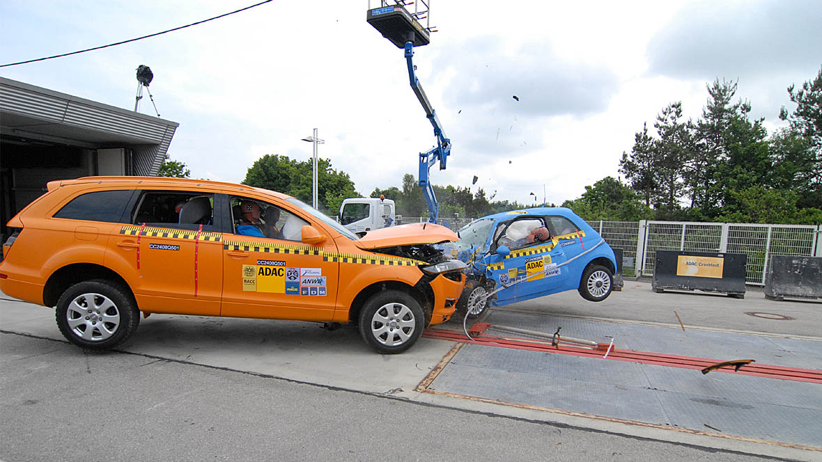 ADAC Crashtest Audi Q7 gegen Fiat 500