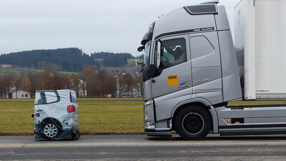 Lkw Test Notbremsassistenten ADAC