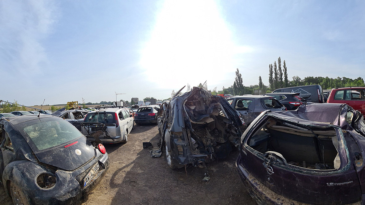 Autos Flutkatastrophe Sammelbesichtigungsplatz