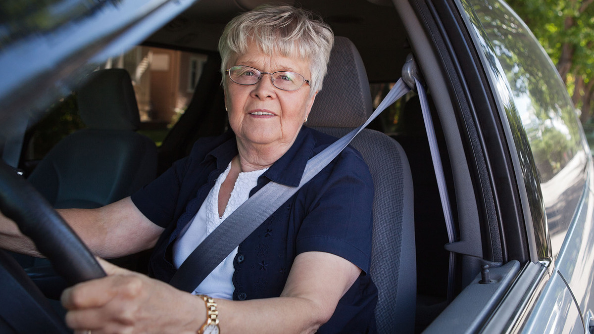 Seniorin Straßenverkehr