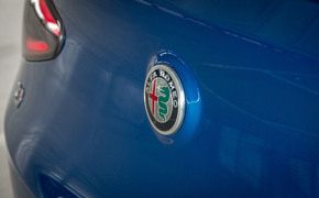 Alfa Romeo Stelvio Misanoblau Alfa-Romeo-Logo auf der Heckklappe