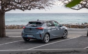 Opel Corsa facelift schräg von hinten fotografiert