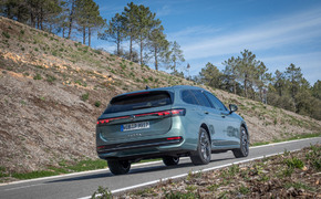 Grüner VW Passat 2.0 TDI am Berg von hinten fotografiert