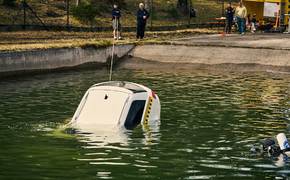 Auto_im_Wasser_ADAC_Test_Fotograf_Rasmus_Kaessmann_HD Auto_im_Wasser_ADAC_Test_Fotograf_Rasmus_Kaessmann_HD