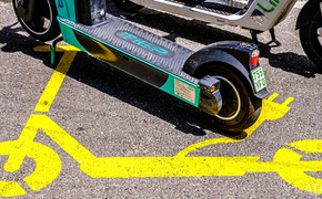 E-Scooter mit Logo auf dem Asphalt E-Scooter mit Logo auf dem Asphalt