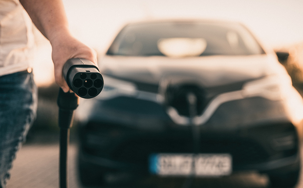 Ein Mann lädt das Elektroauto Zoe des Autobauers Renault